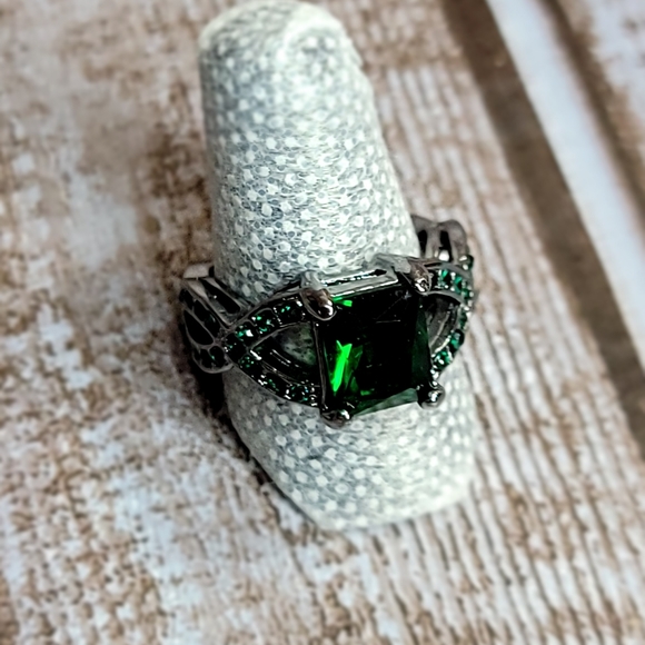 Women's Ring Size 8 - Picture 3 of 4